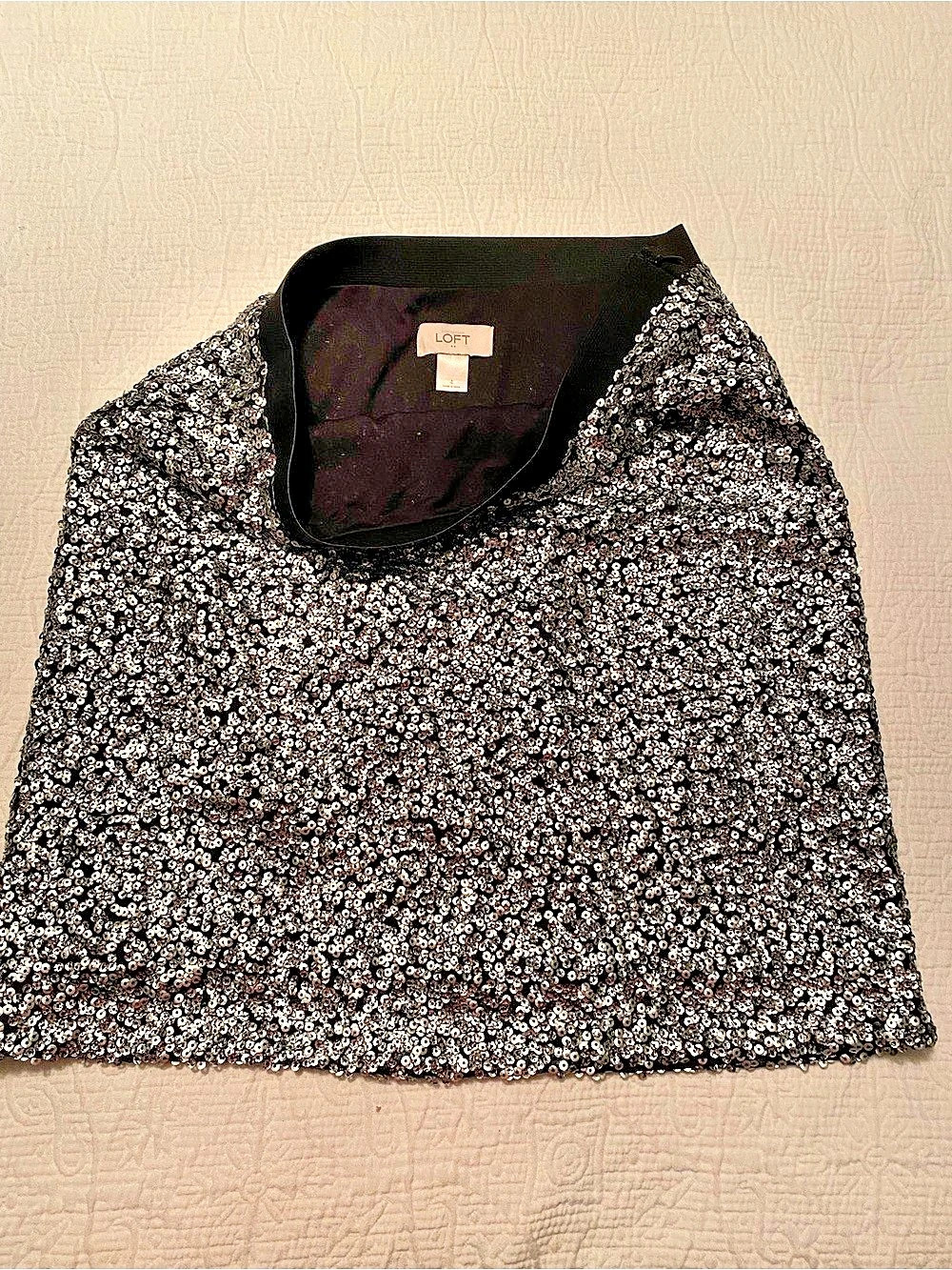 LOFT Sequin Mini Skirt in Black & Silver. Size 4. Like New